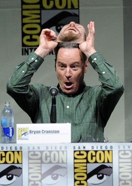 Уолтер Уайт из сериала "Во все тяжкие" на Comic-Con Уолтер Уайт из сериала "Во все тяжкие" на Comic-Con