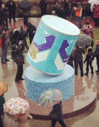 Скульптурная композиция посвященная сгущенному молоку. Скульптурная композиция посвященная сгущенному молоку.