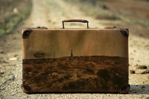 Ностальгических пейзажи на старых чемоданах. Ностальгических пейзажи на старых чемоданах.